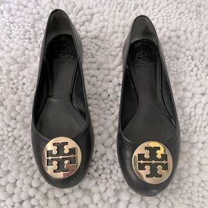 Tory Burch sz 9 Black flat with gold emblem